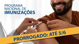Banner horizontal com foto de um homem tomando vacina no braço direito. Ele está sorrindo, e não é possível ver seu rosto inteiro, pois a foto está cortada. Tem barba preta e veste blusa marrom. No canto superior esquerdo da imagem, o texto “Programa Nacional de Imunizações”, em fonte azul-escura. Sobre a imagem, uma tarja bordô, com o texto "Prorrogado: até 5/6".