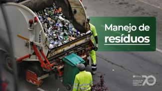 Banner horizontal com foto de dois trabalhadores manejando resíduos na parte traseira de um caminhão coletor. Sobre a foto, tarja verde com o texto "Manejo de resíduos". 