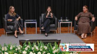 Banner horizontal com a foto dos participantes do painel “Promover e proteger a saúde da criança na Primeira Infância”, que estão sentados em poltronas pretas. Da esquerda para direita, a presidente do Instituto Trata Brasil, a secretária de Estado da Saúde e a secretária da Saúde de Florianópolis. Sobre a imagem e no canto inferior direito, a identificação do evento. 