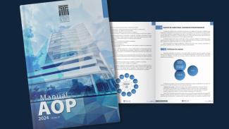 Banner horizontal com o fundo azul-escuro. Ao centro, em destaque, foto da capa e de uma página interna do Manual AOP. Na capa, em tons de azul, foto do edifício-sede do TCE/SC e marca d’água de formas geométricas azuis. Sobre a imagem, no topo, o logo do TCE/SC, e, abaixo, o título “Manual AOP 2024. Versão 01”. Na parte interna, há textos e gráficos em tons de azul.