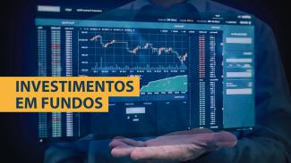 Banner horizontal com imagem, em tons de azul, de uma pessoa com a palma da mão virada para cima. Sobre a sua mão, surge o holograma de um gráfico de investimentos. Em cima da imagem, na lateral esquerda, sobre retângulo amarelo, o texto “Investimentos em Fundos”. 