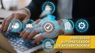 Fundo mostra mãos digitando em um laptop. Sobre essa imagem, há ícones que remetam a trabalho, como pessoas conversando engrenagens, gráficos... No canto inferior direito, em fundo amarelo, está escrito em branco Processos Automatizados de Aposentadoria