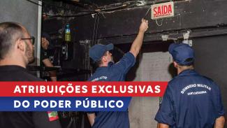 Foto de dois bombeiros militares de costas, mexendo em uma lâmpada de saída de emergência. Eles vestem o uniforme azul do Corpo de Bombeiros Militar de Santa Catarina. No canto inferior esquerdo, sobre tarjas vermelha e azul, o título “Atribuições exclusivas do poder público”, e, abaixo, o texto “Vistorias, fiscalizações e lavratura de autos de infração”. No canto inferior direito, o logo do TCE/SC.