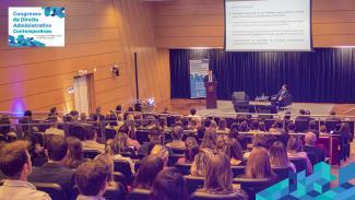 Banner horizontal com a foto dos participantes do evento, no auditório do TCE/SC, assistindo aos palestrantes do painel sobre licitação pública — no lado esquerdo, o conselheiro Adircélio, falando ao púlpito e, no direito, o advogado Hewerstton Humenhuk.  