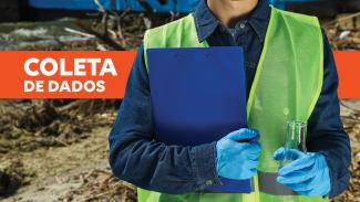 Banner horizontal com foto de uma pessoa em ambiente externo, vestindo colete de segurança verde fluorescente, camisa azul e luvas de proteção. A pessoa segura uma prancheta azul e um frasco de vidro transparente, sugerindo a realização de atividades de coleta de amostras. Ao fundo, há uma área com resíduos e materiais acumulados. No lado esquerdo da imagem, sobre uma faixa laranja, aparece o texto “Coleta de dados". 