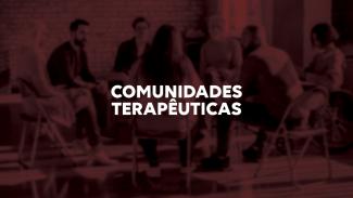 Imagem mostra ao um grupo de pessoas reunidas em círculo. Há uma sépia avermelhada sobre a imagem. Ao centro, escrito em branco, há a expressão "comunidades terapêuticas"