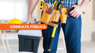 Banner horizontal com fundo desfocado de um ambiente interno, mostrando parcialmente uma pessoa vestindo camisa xadrez e calça jeans. Em destaque, aparecem um cinto de ferramentas com alicates, chaves, trena e outros instrumentos de trabalho presos à cintura, além de um martelo pendurado. A pessoa segura uma caixa de ferramentas preta com tampa cinza. À esquerda, há uma faixa laranja com cantos arredondados contendo o texto “Consulta pública”, em letras brancas.