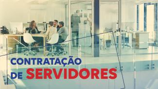 Banner horizontal com foto de pessoas reunidas em um escritório. O ambiente é claro, com iluminação natural. Sobre a foto, em fonte azul e vermelha, o texto "Contratação de servidores". 