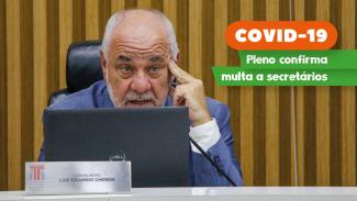 Foto do conselheiro Luiz Eduardo Cherem, no Pleno do TCE/SC. Na lateral direita, o título “Covid-19”, sobre tarja laranja, e o texto “Pleno confirma multa a secretários”, sobre tarja verde.