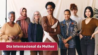 Sete mulheres uma ao lado da outra. Da esquerda para a direita: uma mulher negra, de meia idade e cabelos grisalhos; uma mulher branca, com turbante rosa, estilo muçulmano; uma mulher loira de cabelos compridos e óculos; uma mulher negra, de cabelos curtos e brincos de argola; uma mulher mulata com cabelos bem curtos; uma jovem ruiva, com cabelos presos por uma tiara e óculos; e uma mulher oriental, de olhos puxados, morena. No canto inferior esquerdo, tarja vermelha onde se lê “Dia Internacional da Mulher"