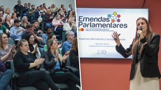 Banner horizontal dividido  ao meio. No lado direito, a auditora fiscal de controle externo Julia Ribeiro palestra, ao fundo dela, o banner do evento. No lado esquerdo, foto da plateia.