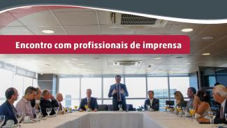 Banner com a imagem de integrantes do TCE/SC e profissionais da imprensa, sentadas ao redor de mesas. Na cabeceira, da esquerda para a direita, os conselheiros Herneus, Adircélio (em pé) e José Nei. À esquerda, 5 pessoas, entre eles o diretor de Comunicação do TC/SC, Rafael Martini, e, à direita, quatro pessoas, entre elas a chefe de Gabinete da Presidência e o diretor-geral de Controle Externo. Na parte superior, o texto Encontro com profissionais de imprensa. 