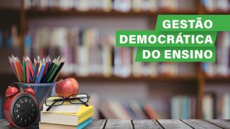 Banner horizontal com fundo desfocado com diversos livros em prateleiras. A frente e na parte superior, o texto “Gestão democrática do ensino”, em fonte branca e em retângulos verdes. E, na parte inferior, sobre um balcão de madeira, um relógio vermelho, três livros (sendo dois com capas amarelas e um com capa azul), óculos, maçã e diversos lápis de cor. 