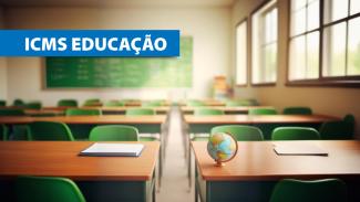 Imagem de uma sala de aula. Há carteiras de cor verde e, ao fundo, um quadro de giz. Sobre duas das mesas, há um caderno e um globo terrestre. Sobre a imagem, no canto superior esquerdo, em tarja azul, o texto “ICSM Educação”