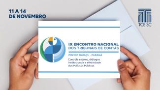 Imagem mostra, ao centro, como se fosse um cartão segurado por duas mãos, informações sobre o IX Encontro Nacional das Tribunais de Contas. No alto, à esquerda, há escrito “11 a 14 de novembro” e, à direita, está a logo do Tribunal de Contas de Santa Catarina