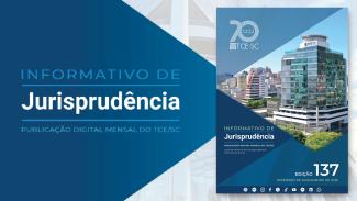 Banner em tons de azul. No lado esquerdo, sobre um fundo azul e em forma de seta, o texto “Informativo de Jurisprudência - Publicação digital mensal do TCE/SC - Coordenadoria de Jurisprudência - Secretaria-Geral”, em fontes nas cores verde e branca. No lado direito, a capa da publicação, que traz a imagem da sede do TCE/SC, o nome da publicação, o número da edição e o mês e o ano. 