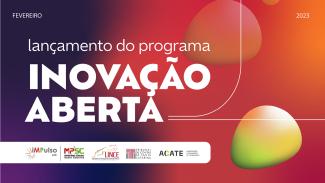 Sob um fundo em degradê, em tons de roxo, vermelho e laranja, no lado esquerdo há a inscrição "Lançamento do programa Inovação Aberta", em letras brancas. Em baixo uma tarja branca com as logomarcas  do MPSC e seu laboratório Impulso, do TCE/SC e seu laboratório LINCE e da ACATE