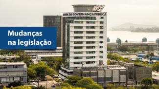 Banner horizontal com foto aérea do TCE/SC, um prédio de vidro espelhado com a fachada "Tribunal da Governança Pública". Em volta, há vegetação, e, ao fundo, o mar. Na lateral esquerda, em tarja azul, o texto "Mudanças na legislação". 