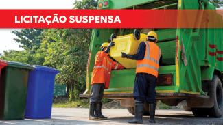 Banner horizontal com foto de dois trabalhadores esvaziando uma lixeira na parte traseira de um caminhão coletor, em uma via pavimentada. Sobre a foto, o texto "Licitação suspensa", em tarja vermelha. 