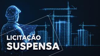 Banner horizontal com ilustração digital em tons de azul escuro. À esquerda, aparece a silhueta de um profissional da construção civil usando capacete e segurando uma prancheta. Ao fundo, há estruturas de prédios e guindastes representados por linhas luminosas, em estilo tecnológico. Sobre a imagem, em destaque, está o texto: “Licitação suspensa”. 