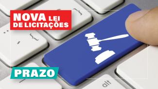 Banner com a imagem de parte de um teclado ao fundo; em uma tecla com a cor lilás, há um ícone de martelo, na cor branca. Sobre o fundo, os textos “Nova Lei de Licitações” e “Prazo”, em fonte brancas e dentro de retângulos vermelho e verde água, respectivamente. 