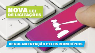 Banner com a imagem de parte de um teclado ao fundo; em uma tecla com a cor amarela, há um ícone de martelo, na cor branca. Sobre o fundo, os textos “Nova Lei de Licitações” e “Transição”, em fonte branca e dentro de retângulos laranja e azul, respectivamente. 