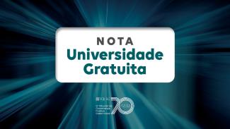 Banner horizontal com fundo em tons de verde e preto. Ao centro, retângulo branco com o texto “Nota Universidade Gratuita”. Abaixo, selo comemorativo aos 70 anos do TCE/SC.