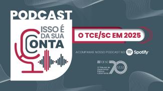 Banner horizontal com fundo cinza. À esquerda, logo do Podcast Isso É da Sua Conta, composto pelo nome e pelo desenho de um microfone com ondas sonoras. Ao centro, o título “O TCE/SC em 2025”. Abaixo, “Acompanhe nosso podcast no Spotify” é selo comemorativo aos 70 anos do TCE/SC.
