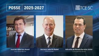 Banner horizontal com fundo em tons de azul-escuro. Na borda superior, o texto "Posse 2025-2027" e o logo do TCE/SC. Ao centro, foto dos conselheiros José Nei Ascari, Herneus João De Nadal e Adircélio de Moraes Ferreira Júnior. Abaixo das fotos, seus nomes e cargos. Respectivamente: vice-presidente, presidente e corregedor-geral.