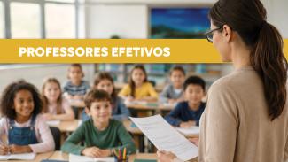 Imagem mostra uma mulher adulta, de cabelo comprido e óculos, à direita, em uma sala de auda. Ao fundo, fora de foco, há crianças olhando para ela. À esquerda, sobre uma tarja amarela, está escrito “professores efetivos”. 