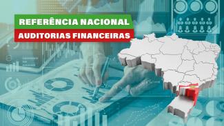 Banner com imagens de gráficos ao fundo, em marca d’água e em tons de verde. Sobre o fundo, no lado esquerdo, o texto “Referência nacional” e Auditorias financeiras”, em fonte branca e retângulos verde e vermelho, respectivamente. E, no lado direito, o mapa do Brasil, em cinza claro, com o estado de Santa Catarina em destaque, nas cores da bandeira (vermelho, verde e branco). 