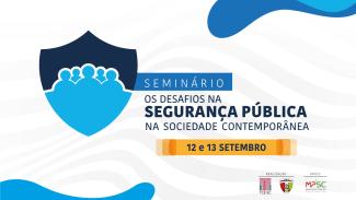  Banner horizontal com fundo branco. Nas bordas superior e inferior, há formas geométricas azuis. Ao centro, o logo do Seminário "Os Desafios na Segurança Pública na Sociedade Contemporânea", composto pelo nome e pelo desenho de um escudo com várias pessoas ao centro, em tons de azul-escuro e claro. Abaixo, 12 e 13 de setembro" e os logos do TCE/SC, da SSP e do MPSC. 