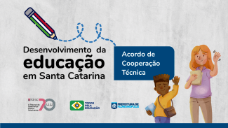 Banner horizontal com fundo cinza. Ao centro, o título “Desenvolvimento da educação em Santa Catarina”. Ao lado, tarja azul com o texto “Acordo de Cooperação Técnica”. À direita, desenho de uma mulher e um menino, um ao lado do outro, acenando. Na borda inferior, logos do TCE/SC, da Todos pela Educação e da Prefeitura de Florianópolis. 