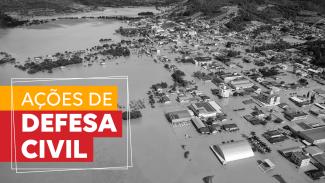 Banner horizontal com imagem área, em preto e branco, de parte de uma cidade alagada. No canto inferior esquerdo, sobre tarjas laranja e vermelha, o texto “Ações de Defesa Civil”.  