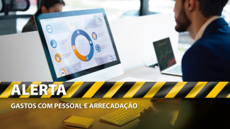 Banner horizontal com foto de uma pessoa mexendo em um computador. Na tela, há informações escritas e, ao centro, um círculo com o símbolo de porcentagem ao centro. Na parte inferior, sobre desenho de uma faixa de advertência amarela e preta, o título “Alerta”. Abaixo, o texto “gastos com pessoal e arrecadação”, em fonte branca. 