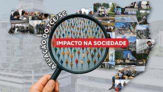 Banner horizontal com mapa de Santa Catarina ao fundo, composto por um mosaico de imagens institucionais; ao centro, uma lupa amplia a imagem de diversas pessoas organizadas em padrão repetido; sobre a lente há uma faixa vermelha com o texto “Impacto na sociedade”; ao redor da lupa, em formato circular, está a expressão “Atuação do TCE/SC”. 