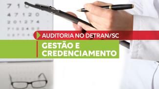 Banner horizontal com foto de um profissional de saúde segurando uma prancheta e uma caneta, com uma tabela de exame de vista desfocada ao fundo. Sobre a imagem, há duas faixas: a superior, em vermelho, com o texto “Auditoria no Detran/SC”, e a inferior, em verde, com o texto “Gestão e Credenciamento”.
