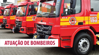 Imagem mostra caminhões de bombeiros perfilados, em perspectiva. São veículos vermelhos com detalhes em amarelo. No primeiro deles, aparece o número 193 para chamadas de emergência. À esquerda, em letras vermelhas sobre uma tarja branca, há a expressão “Atuação de Bombeiros”