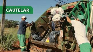 Banner horizontal com foto de dois coletadores colocando sacolas de lixo na parte de trás do caminhão. Eles vestem uniforme verde e boné. Sobre a imagem, na lateral esquerda, em tarja verde, o texto "Cautelar".  