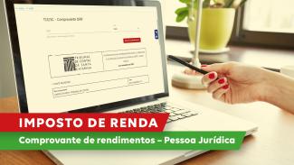 Banner horizontal com a imagem de um notebook sobre uma mesa. Na tela do notebook, a página de abertura do serviço. Sobre a imagem, no canto inferior esquerdo, o texto “Imposto de renda – Comprovante de rendimentos – Pessoa Jurídica”, em fonte branca e em tarjas vermelha e verde. 