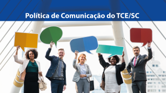 Imagem com faixa azul superior contendo o texto “Política de Comunicação do TCE/SC”. Abaixo, cinco pessoas em trajes formais estão alinhadas lado a lado, em ambiente externo. Cada uma segura acima da cabeça um balão de diálogo em cores diferentes — amarelo, verde, azul, turquesa e vermelho. 