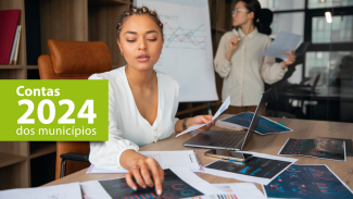 Banner horizontal com foto de duas mulheres em ambiente de escritório. Uma delas aponta para gráficos. Sobre a foto, à esquerda, em tarja verde, o texto “Contas 2024 dos municípios”.  