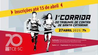 Banner horizontal com fundo em tons de cinza. Ao centro, desenho de duas pessoas correndo, em preto e branco, ao lado do título “primeira Corrida do Tribunal de Contas de Santa Catarina”. Em tarjas horizontais amarelas, a informação “Inscrições até 15 de abril” e a data da corrida “27 de abril de 2025. 7 horas”. Na borda inferior, em tarja bordô, logo do TCE/SC e informações sobre realização e organização. 