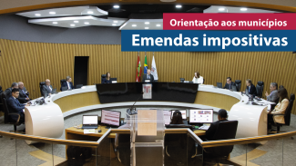 Banner horizontal com foto da bancada de autoridades durante a sessão plenária. Ao centro, o presidente do TCE/SC, conselheiro Herneus De Nadal. Nas laterais, os demais conselheiros. Sobre a foto, em tarjas vermelha e azul, o texto “Orientações aos municípios. Emendas impositivas”.  