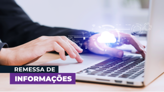 Imagem mostra um laptop aberto sobre uma mesa e duas mãos trabalhando nele, com recurso gráfico que remete à troca de dados em destaque luminoso. À esquerda, na parte inferior e em fundo preto e lilás, há a inscrição Remessa de Informações.