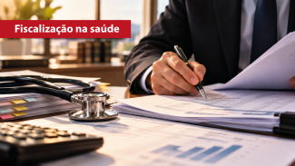 Banner horizontal com foto de homem fazendo anotações em papel com uma caneta. Ao lado, um estetoscópio posicionado sobre a mesa. Em cima, em tarja bordô, o texto “Fiscalização na saúde”.