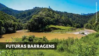 Foto mostra um rio de águas barrentas num cenário composto em grande parte por vegetação verde. À esquerda, em letras brancas sobre fundo preto, há a expressão “Futuras Barragens”.  