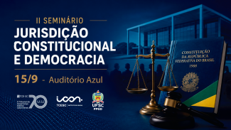 Banner horizontal com fundo em azul-escuro. À esquerda, aparecem o nome do evento, Segundo Seminário Jurisdição Constitucional e Democracia, a data, 15/9, e local, Auditório Azul. À direita, há uma composição visual com uma balança da Justiça, um martelo de juiz e um exemplar da Constituição, sobre um fundo azul que também mostra, ao fundo, a fachada de um edifício e silhuetas de pessoas. Na parte inferior esquerda, logo do TCE/SC, do Icon e da PPGC/UFSC 