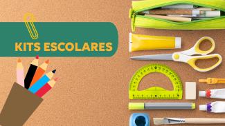 Banner horizontal. Ao fundo, há a imagem de uma mesa bege, vista de cima, com estojo, tesoura, régua, pincel e outros instrumentos escolares dispostos um ao lado do outro, à direita da foto. À esquerda, sobre retângulo verde, o texto “Kits escolares”. Abaixo, no canto inferior esquerdo, desenho de um porta-lápis com cinco lápis coloridos. 