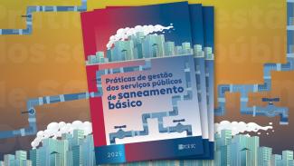 Banner horizontal com ilustração gráfica ao fundo de prédios na borda inferior e canos de água e esgoto que passam de um lado a outro na parte superior. Ao centro, capa da cartilha, composta pelo título, “Práticas de gestão dos serviços públicos de saneamento básico”, sobre a mesma ilustração em tons de azul e vermelho. Na capa, há também o logo do TCE/SC e o ano, 2025. 